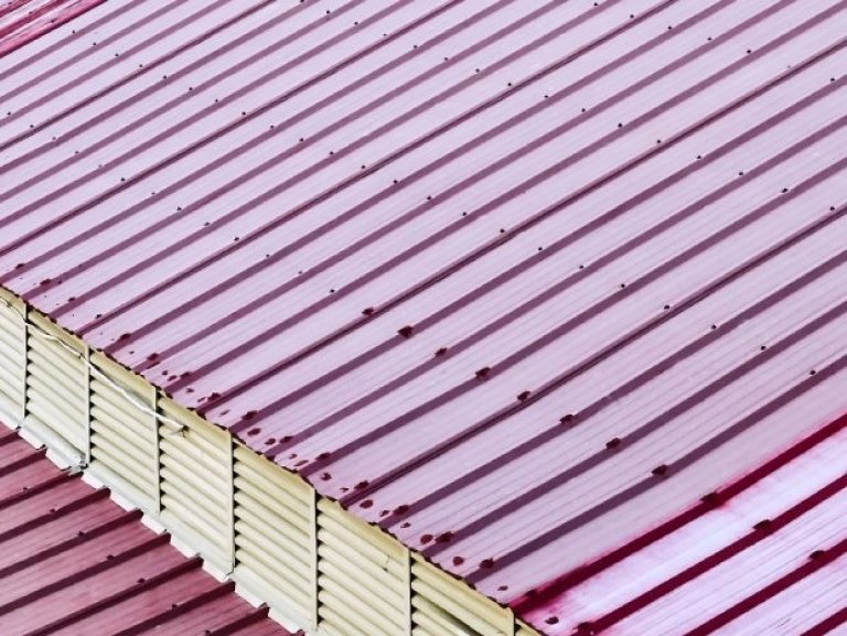 Jasnoczerwona blacha na dachu